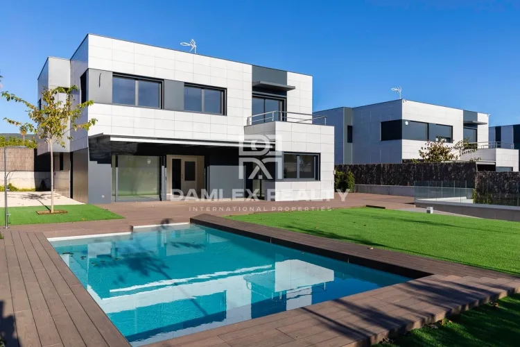 Modern new construction houses near the beach in Sant Andreu de Llavaneres