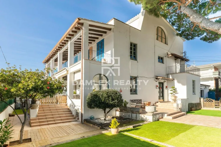 Elegant Villa with 7 bedrooms - Walking distance to the Beach and Center