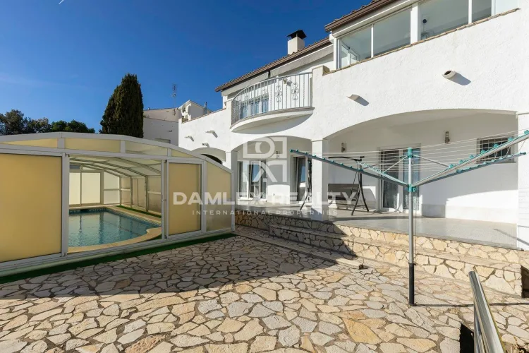 House with excellent sea views in a quiet urbanization in Calonge
