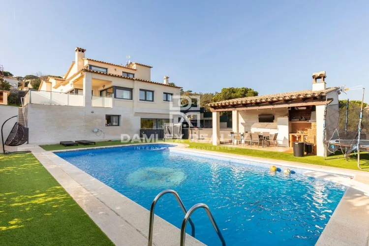 Luxury villa with mountain and sea views