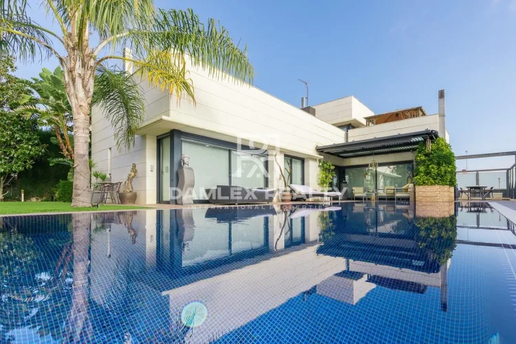 Villa in a prestigious urbanization near the beach. Sant Vicenç de Montalt.