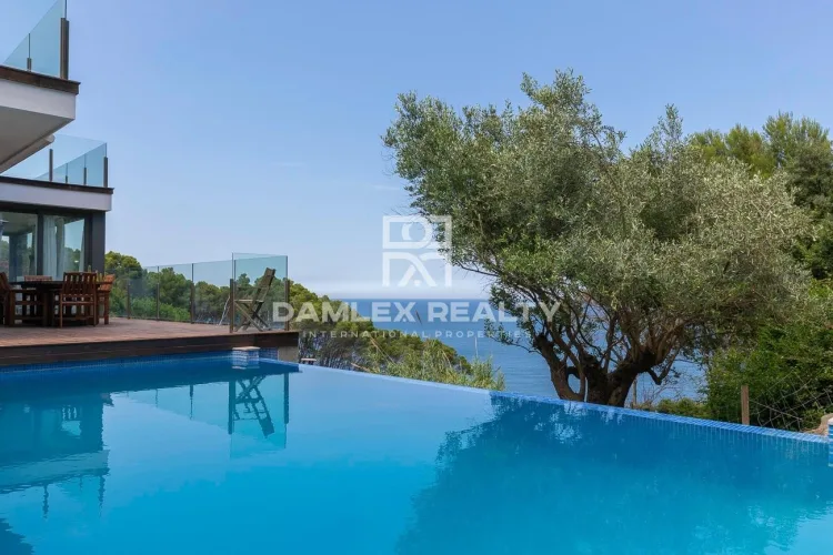 Wonderful luxury villa in front of the sea