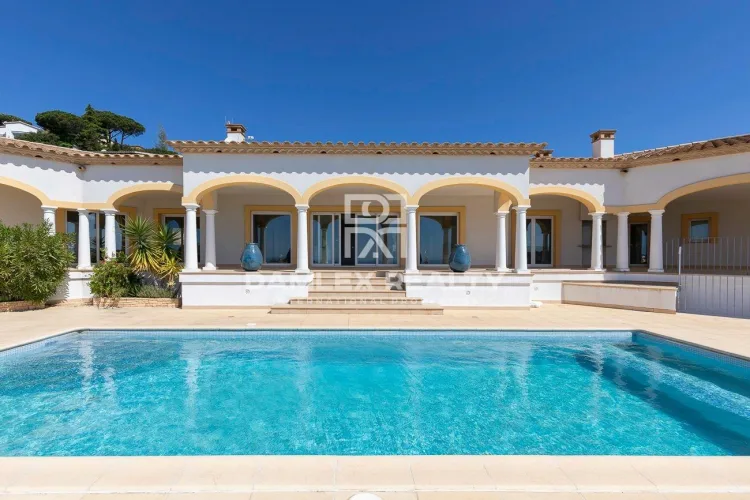 Villa with fantastic sea views in the prestigious urbanization Mas Nou