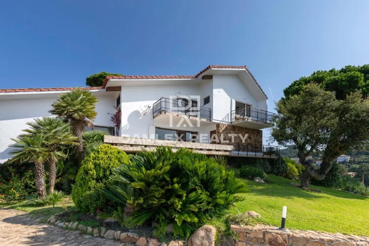 Wonderful property offering panoramic views of the sea, the city and the surrounding mountains, from the highest point of Roca Grossa