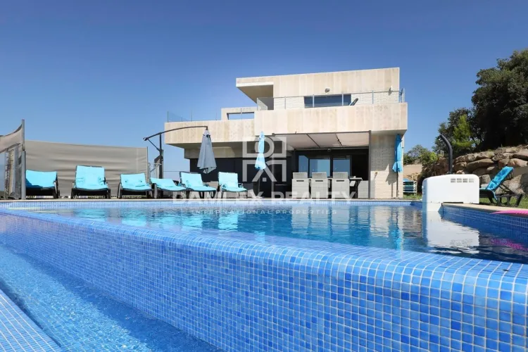 Modern design villa with Sea Views