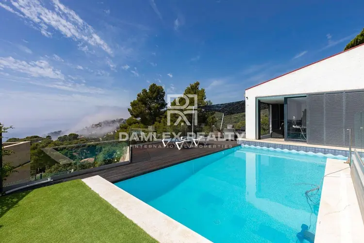 Bonita casa con vista al mar en urbanizaciçon Santa Maria de Llorell