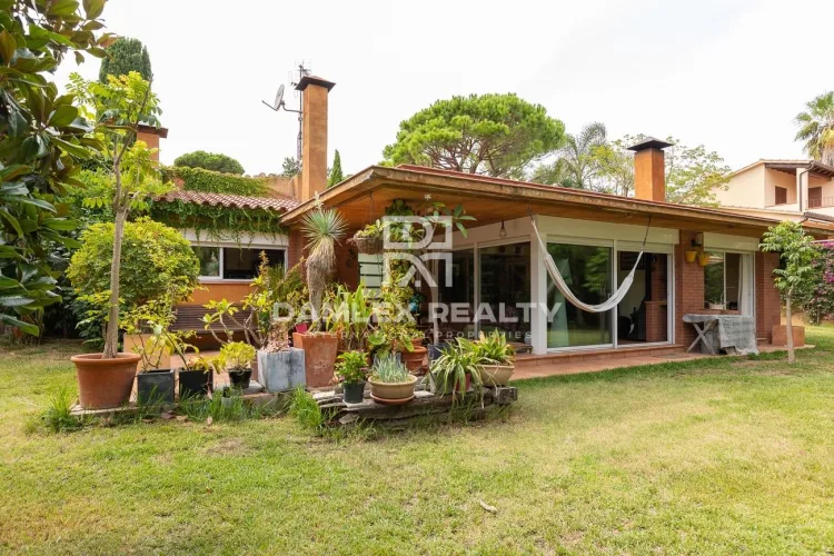 House near the beach in the urbanization Cala Sant Francesc