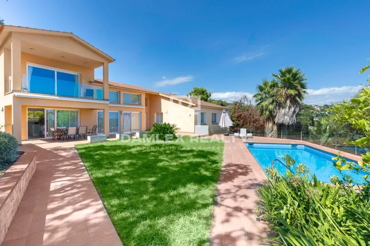 Luxury villa with sea views in an urbanization of Tossa de Mar