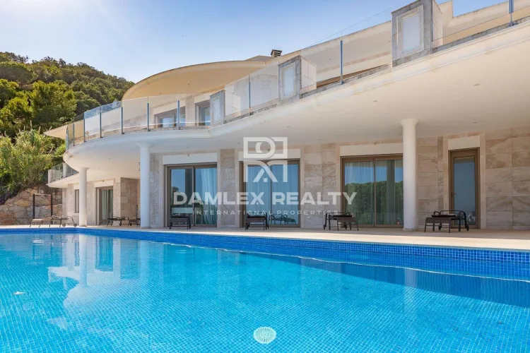 Exclusive Luxury Villa with Panoramic Sea Views, Heated Pool and Tourist License in Santa Maria de Llorell