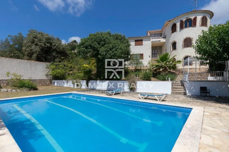 Wonderful house with 3 plots, swimming pool and an infinite garden in Cabanyes, Calonge