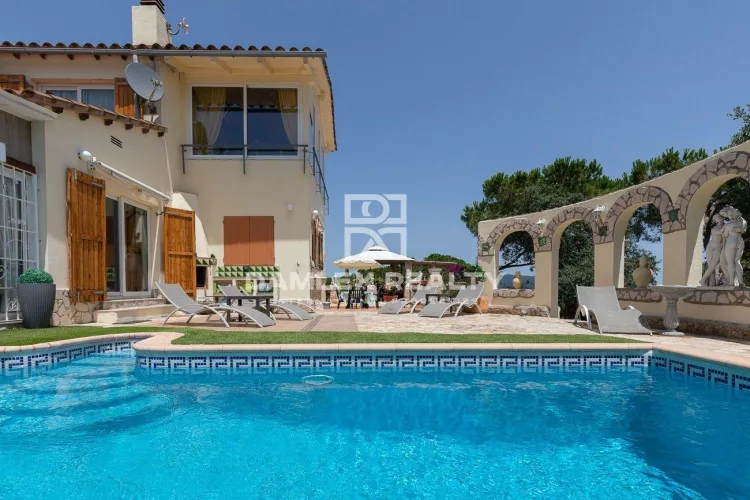 House with pool and spectacular sea views, and tourist license! Serra Brava
