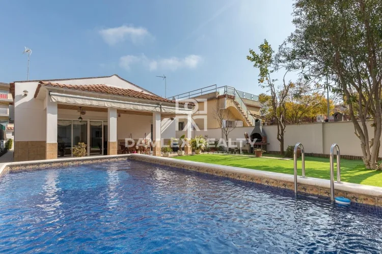 Cozy house on the second line of the sea in Castelldefels.