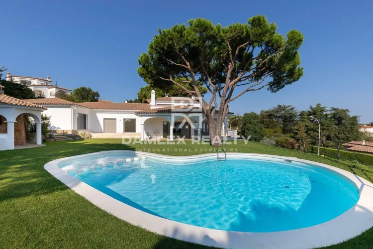 House with sea views, completely renovated in Les Bateries urbanization
