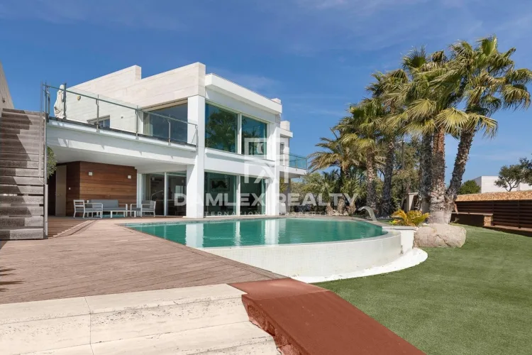 Luxury villa with panoramic sea views in Mas Nou urbanization