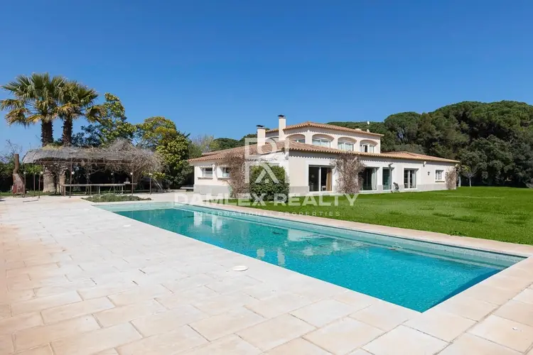 Villa provençale avec piscine, appartement d'amis et terrain de 35 972 m² près de Pals