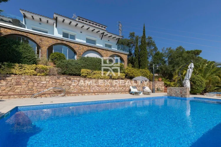 IMPRESSIVE VILLA WITH PANORAMIC SEA VIEWS