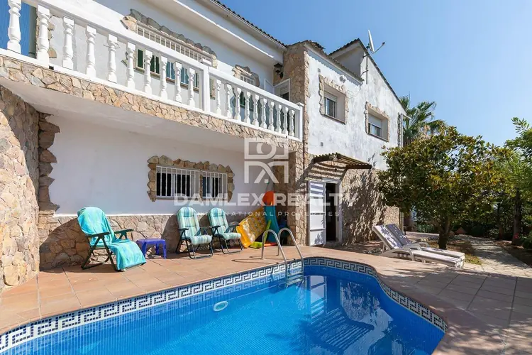Fantastische Gelegenheit in Serra Brava, Haus mit Pool, hat ca. 280 m2 und ein großes Grundstück von ca. 766 m2