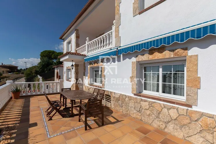 Beautiful house with seaview, tourist license, pool and a big garage in a very secure urbanization -Lloret de Mar