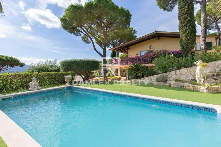 Nice and cozy villa with pool, sea view and in perfect condition