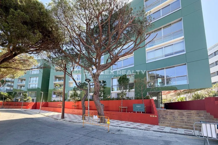 Cozy apartment in a modern new development with sea views in the heart of Platja d’Aro, featuring a swimming pool, gym, and two parking spaces.