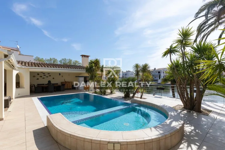 Будинок / Вілла з 4 кімнатами, ділянка 778 м², на продаж у Empuriabrava, Costa Brava