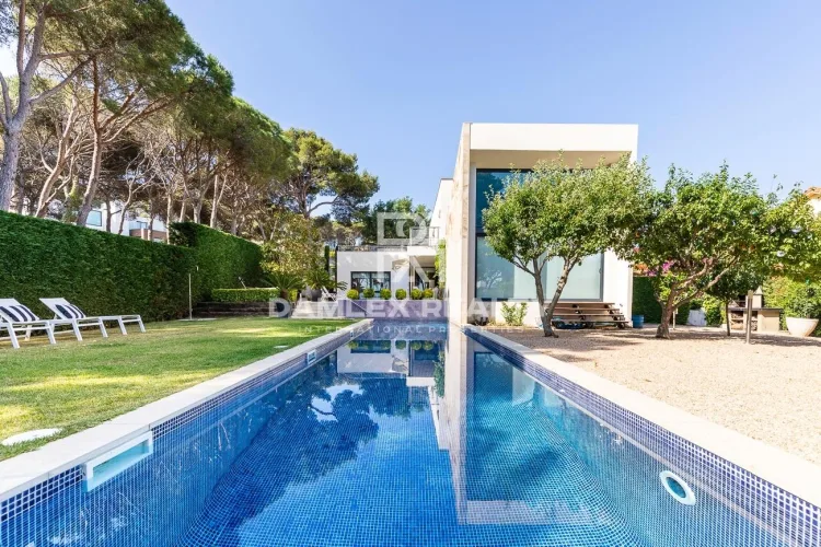 Modern villa in a prestigious location and within walking distance of the beach