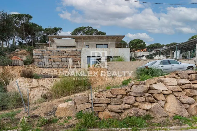 Casa 200m2 en construcción, con piscina y vista al mar en urbanización Serra brava