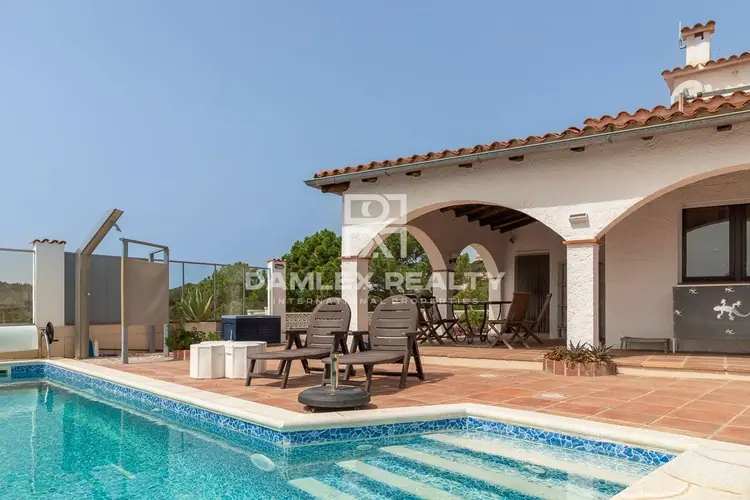 Hermosa casa con vista a la montaña y al mar