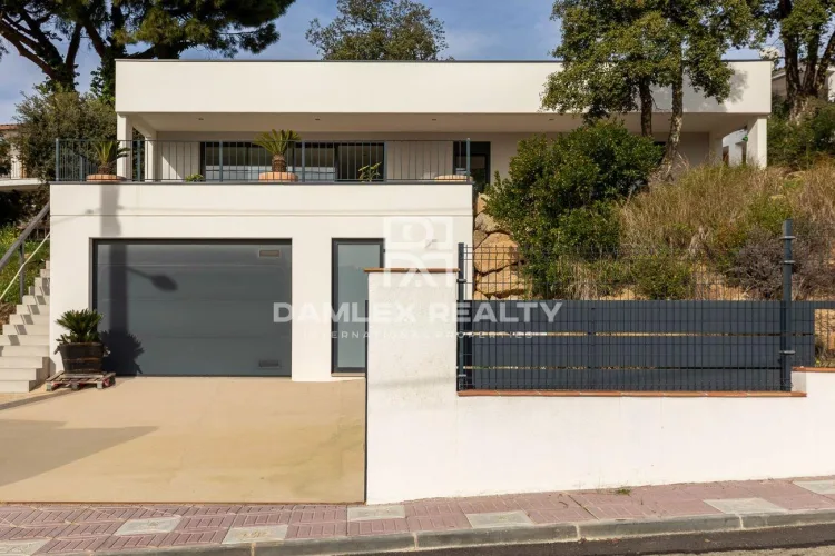 Magnifique maison de nouvelle construction avec vues spectaculaires sur mer et collines, dans un quartier résidentiel tranquille- Santa Cristina d