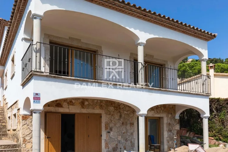 This property is located in Calonge, in a very quiet urbanization and has a sea view