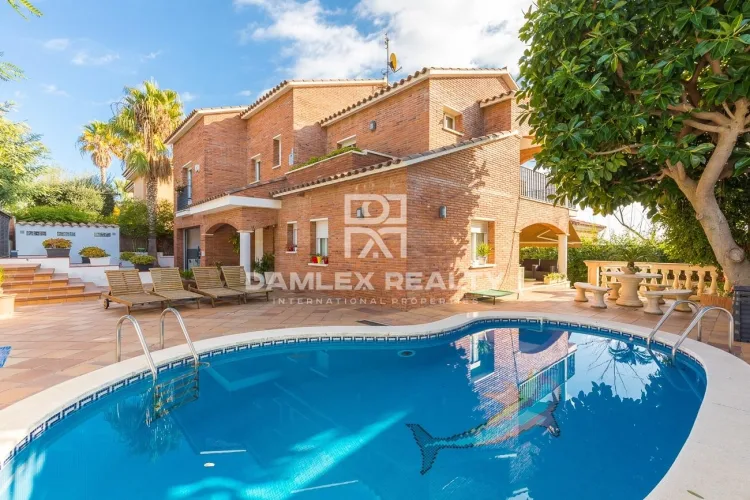 House in a prestigious urbanization near Barcelona