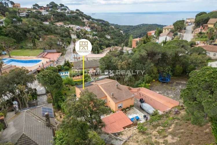 Magnificent single-storey, rustic-style residence, nestled in the exclusive Serra Brava urbanization, offers partial sea views.
