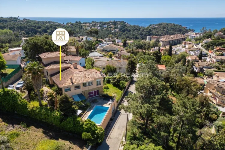 Large house with many possibilities and sea views in a quiet area of Lloret de Mar.