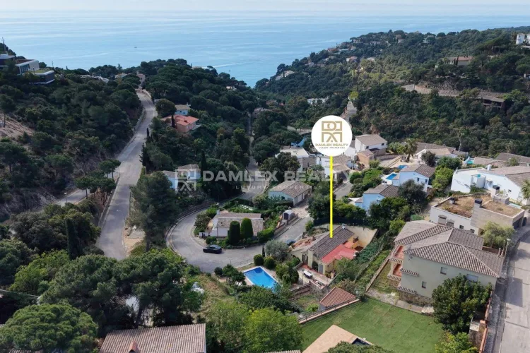 Exclusive opportunity on the Costa Brava — villa with tourist license in a gated community