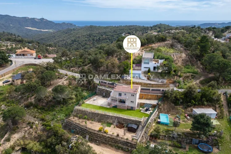 Cozy sunny house with panoramic mountain views in the urbanization of Lloret de Mar