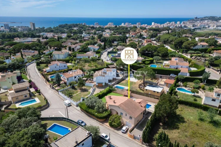 House just 15 minutes walk from the beach, in a very quiet area of ​​Calonge