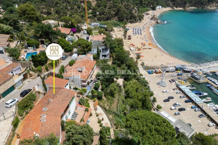 House on the seafront with lots of potential in Cala Canyelles