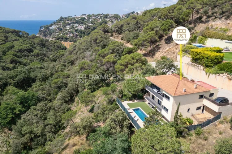 Bright and welcoming house with sea views in Cala Canyelles