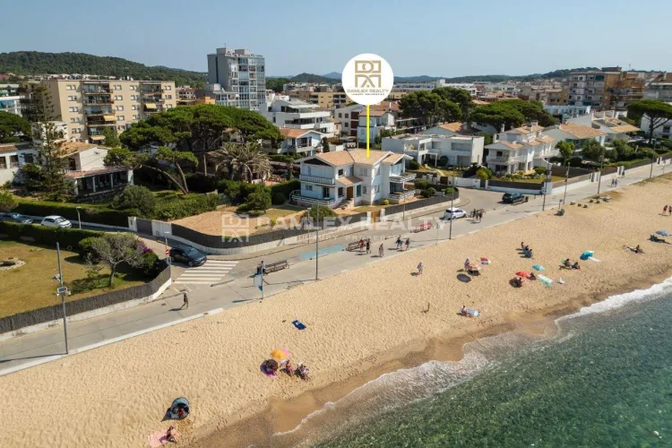 Large house on the first line of the beach in Sant Antoni de Calonge