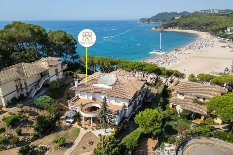 Luxueuse maison familiale en première ligne de mer et accès privé à la plage de Fenals