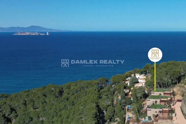 New modern villa with views of the Medes Islands, in a gated community, Begur