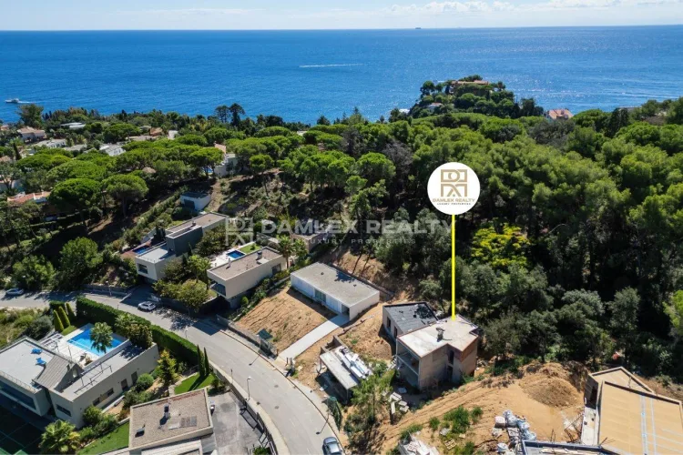 Moderne Villa im Bau, in der Urbanisation Cala Sant Francesc, nur wenige Gehminuten vom Strand entfernt