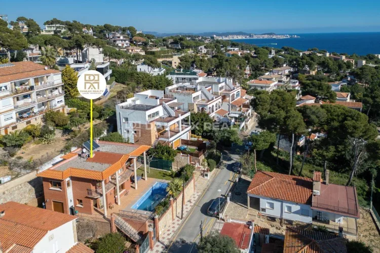 Cozy house just 5 minutes walk from the beach with stunning sea views