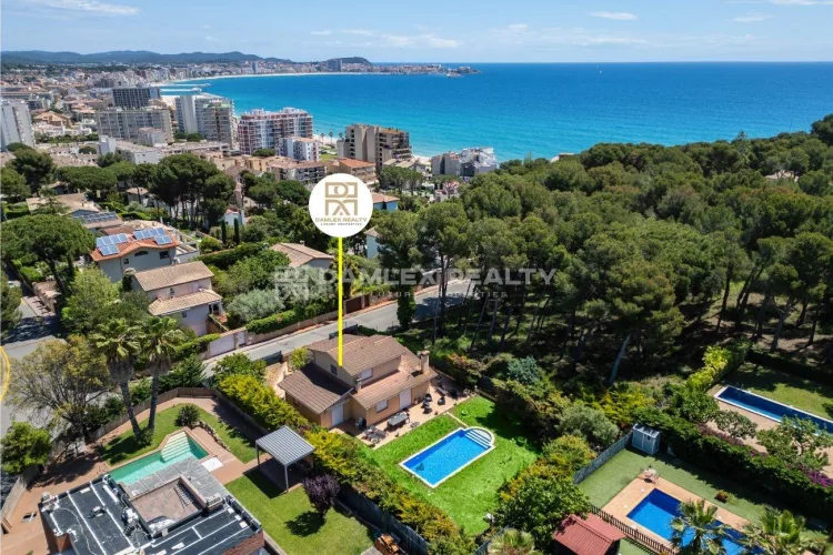 Charming house with a pool, just 3 minutes from the beach