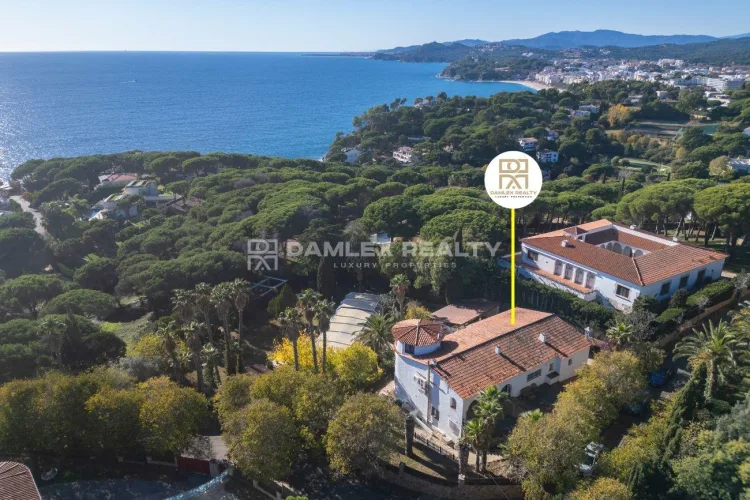 6-Bedroom House with Spectacular Views and Large Plot for Sale
