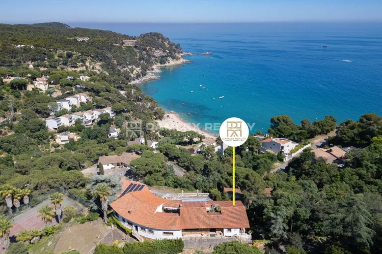 Unique opportunity – Villa with frontal sea view in the gated community of Martossa