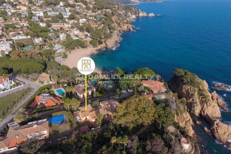 Huis te Koop aan de Eerste Zeelijn in Cala Sant Francesc