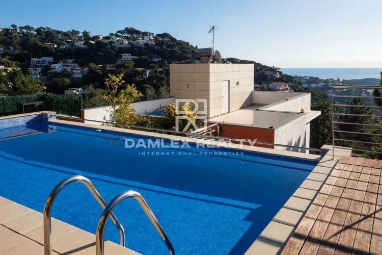 Casa con magníficas vistas al mar en urbanización Serra Brava