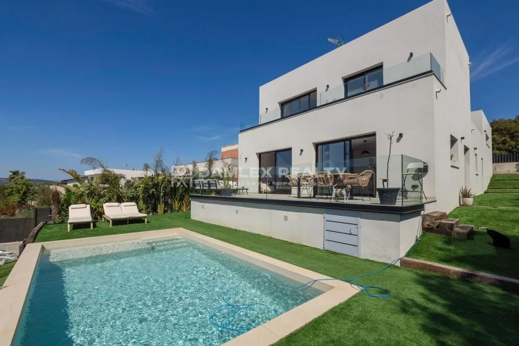 Detached house for sale in Santa Cristina Poble with mountain and sea views