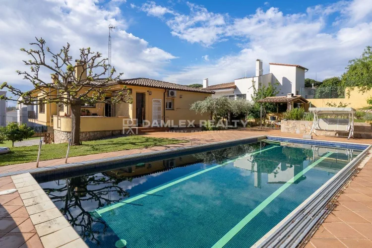 Detached 6-bedroom house in the area of Fenals just 2 min walking to center!